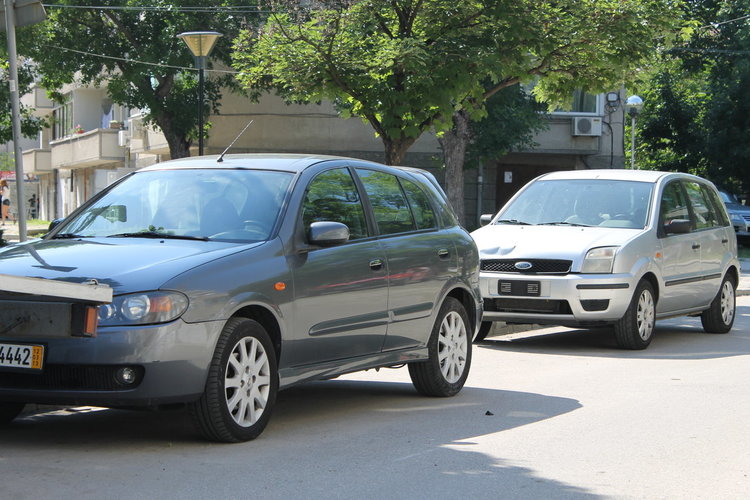 улица "Иван Вазов" - автомобили без номера за продажба