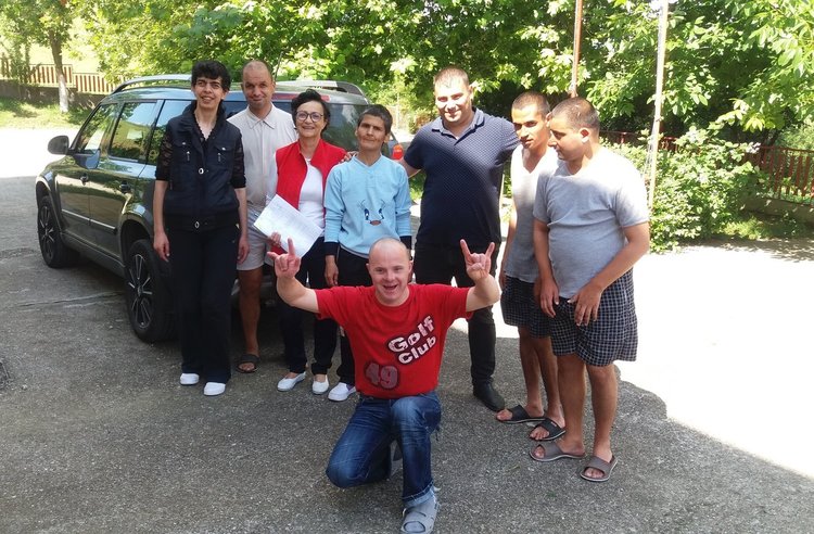 БЧК раздава хранителни продукти на социални домове в Кърджалийско