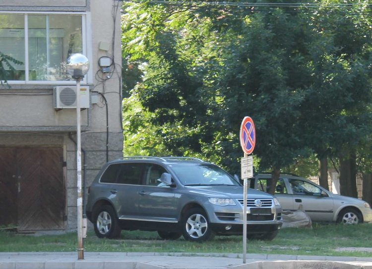 улица "Иван Вазов" - автомобили без номера за продажба