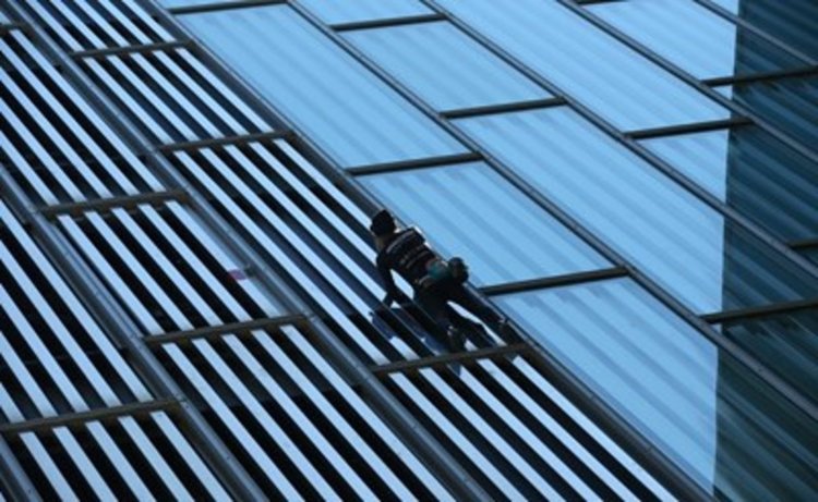 Човекът-паяк изкачи небостъргач и го глобиха 