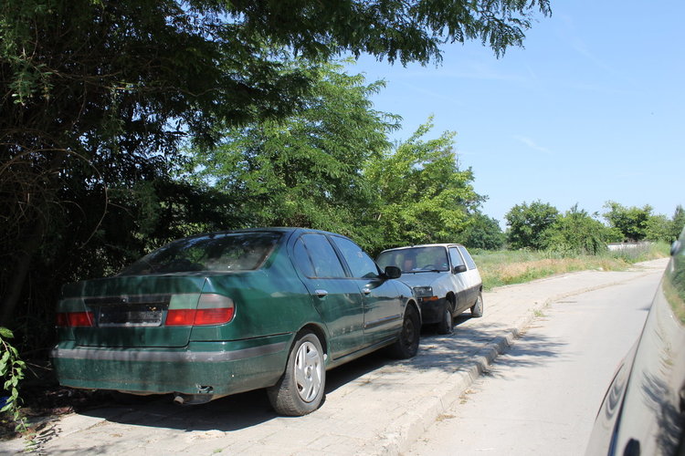 2 автомобила без номера на тротоара на улица Простор