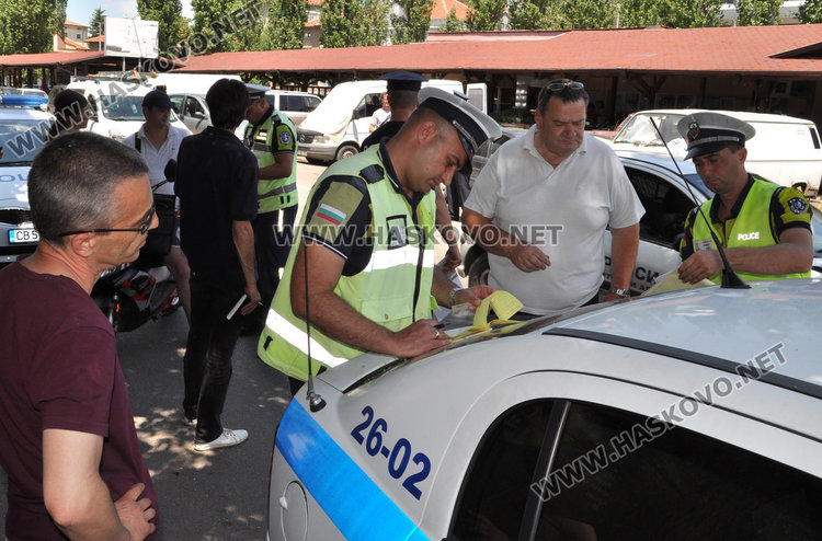 Полицията сипе актове за неправилно паркиране, след тях пак същото