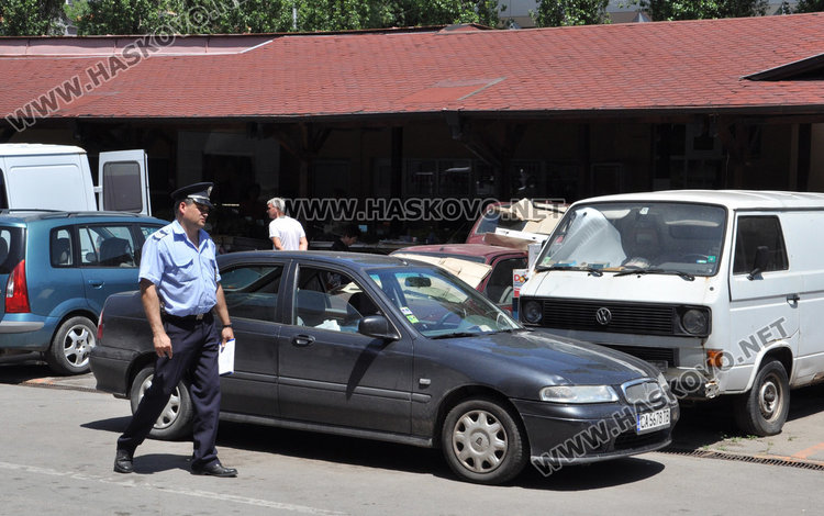 Полицията сипе актове за неправилно паркиране, след тях пак същото