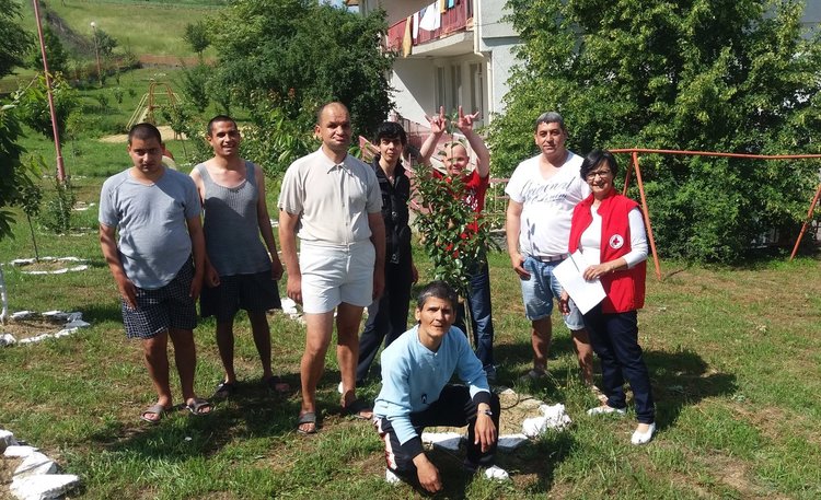 БЧК раздава хранителни продукти на социални домове в Кърджалийско