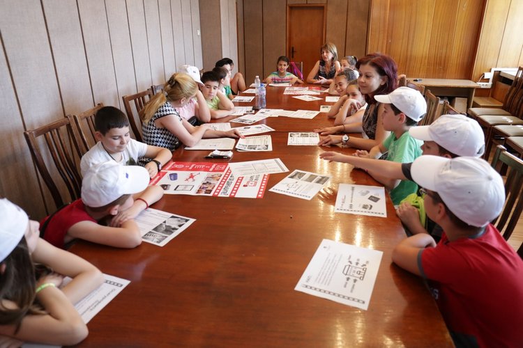 Третокласници гостуваха на данъчните, оглеждат професиите отрано