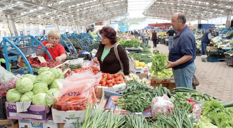 Хлапаци прибират оборота на маси за плодове на Пазара,залавят ги