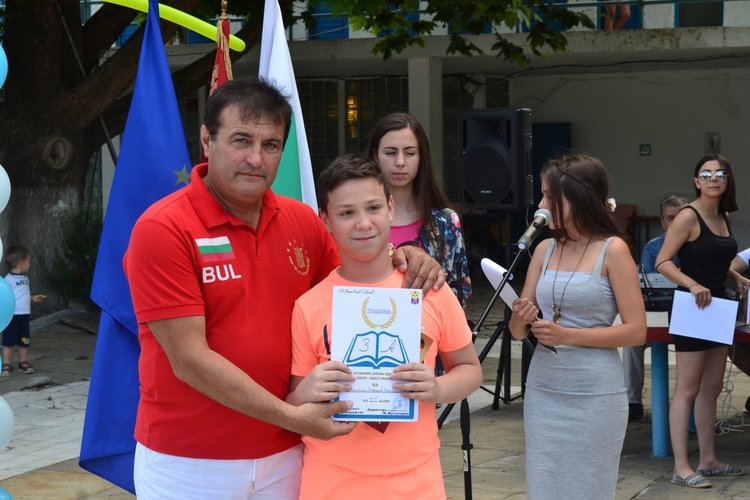 Време е за ваканция, славейковци получиха бележниците си на басейна