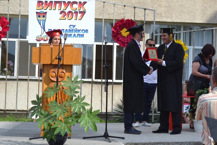 Абитуриентите на "Славейков" получиха дипломи, 30 плакети за най-заслужилите  
