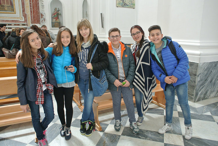 34 ученици от „Хр. Смирненски“ със сертификати по проект „Моята националност е ЧОВЕК“