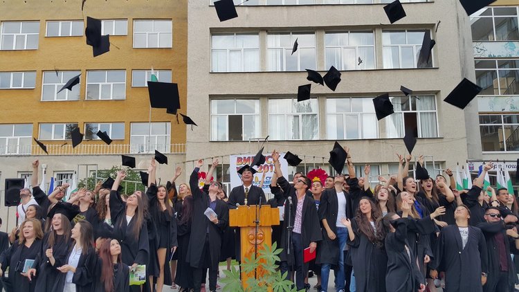 Абитуриентите на "Славейков" получиха дипломи, 30 плакети за най-заслужилите  