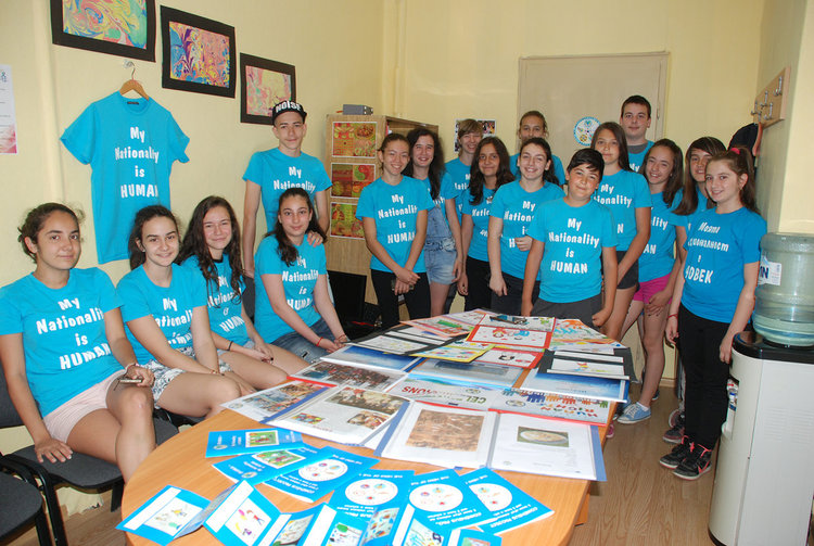 34 ученици от „Хр. Смирненски“ със сертификати по проект „Моята националност е ЧОВЕК“