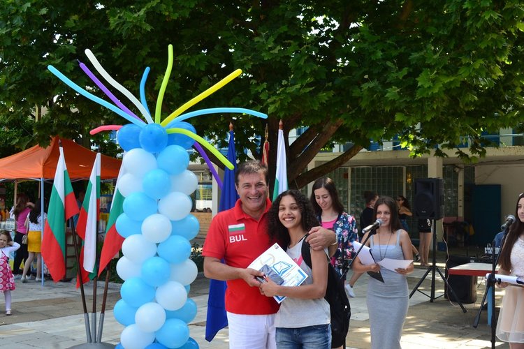 Време е за ваканция, славейковци получиха бележниците си на басейна