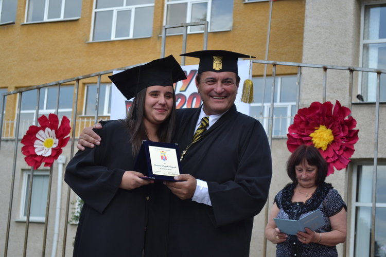 Абитуриентите на "Славейков" получиха дипломи, 30 плакети за най-заслужилите  