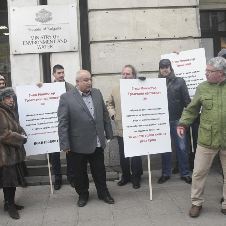 ”Евромакс сървисиз” оттегля инвестицията си от Трън