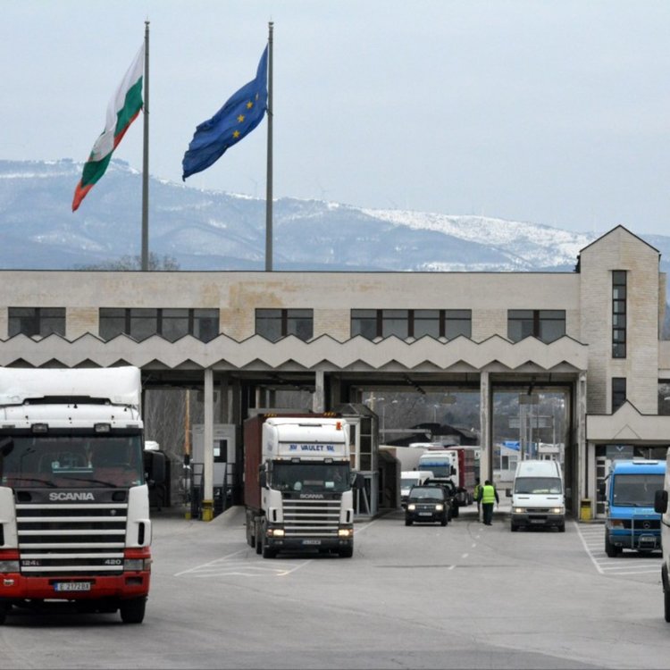 Обвиниха 8 от задържаните митничари на Кулата