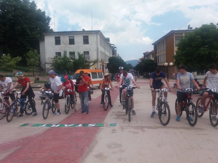 Баща и син финишираха първи в колоездачната обиколка на трите квартала на Смолян