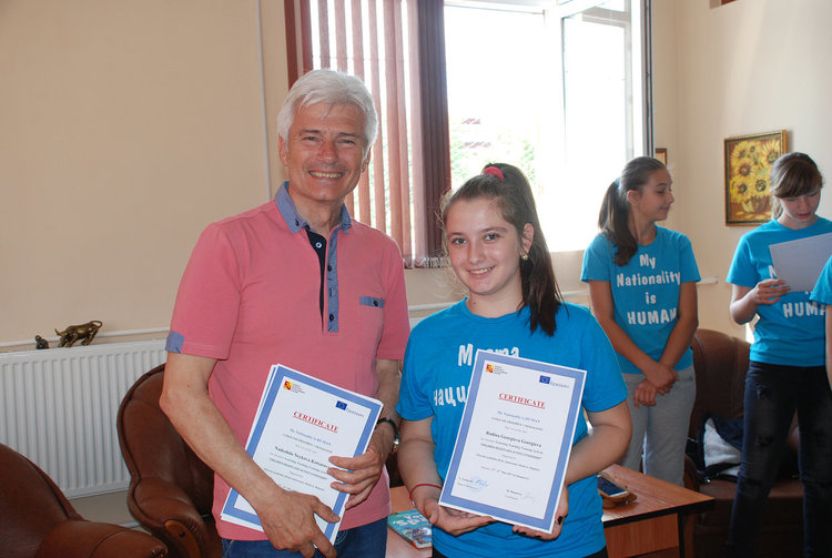 34 ученици от „Хр. Смирненски“ със сертификати по проект „Моята националност е ЧОВЕК“