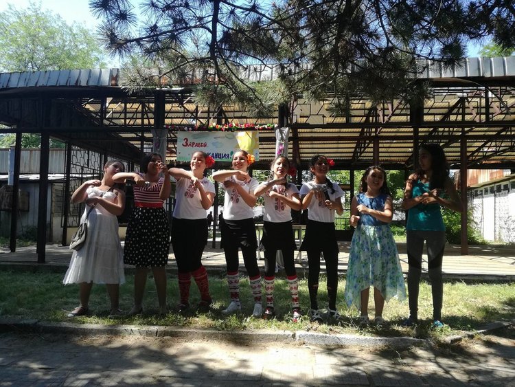 С песни и танци се дипломираха в Меричлери