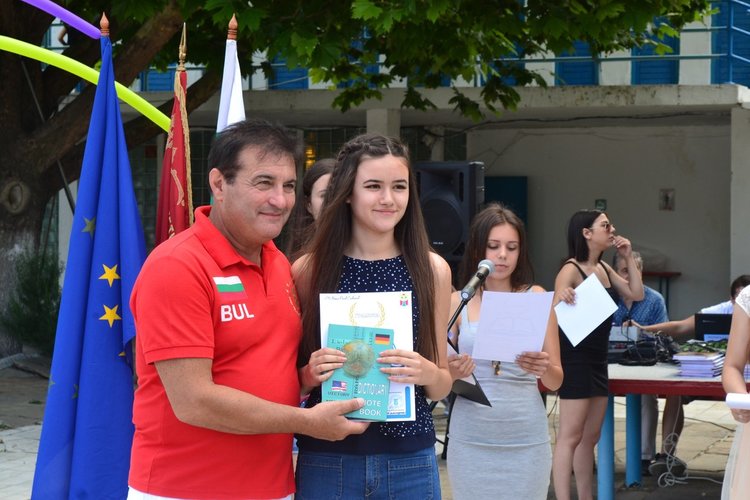 Време е за ваканция, славейковци получиха бележниците си на басейна