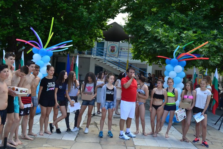 Време е за ваканция, славейковци получиха бележниците си на басейна