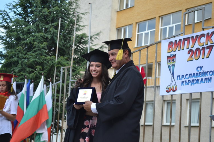 Абитуриентите на "Славейков" получиха дипломи, 30 плакети за най-заслужилите  