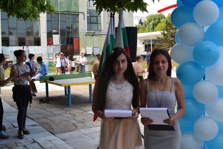 Време е за ваканция, славейковци получиха бележниците си на басейна