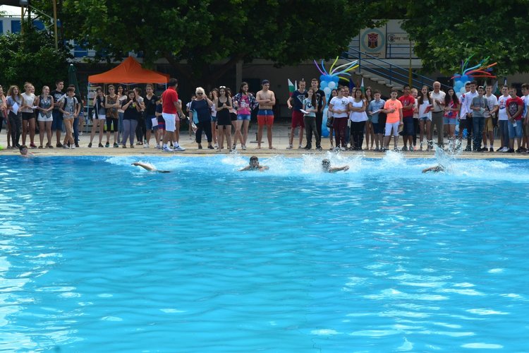 Време е за ваканция, славейковци получиха бележниците си на басейна