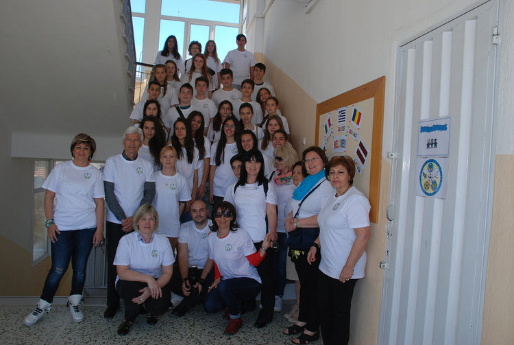 34 ученици от „Хр. Смирненски“ със сертификати по проект „Моята националност е ЧОВЕК“