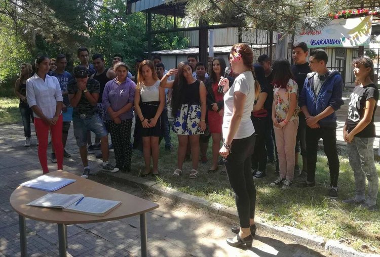 С песни и танци се дипломираха в Меричлери