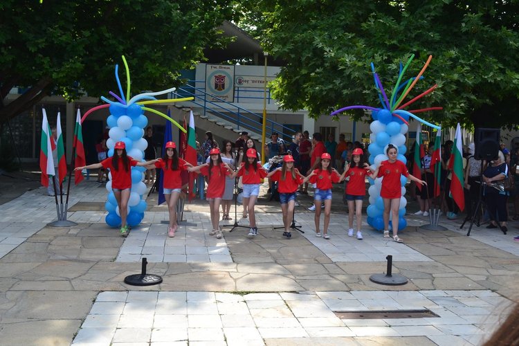 Време е за ваканция, славейковци получиха бележниците си на басейна