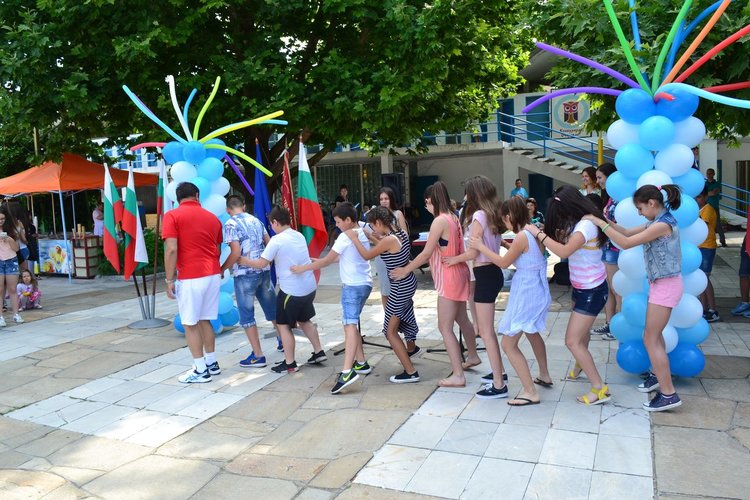 Време е за ваканция, славейковци получиха бележниците си на басейна