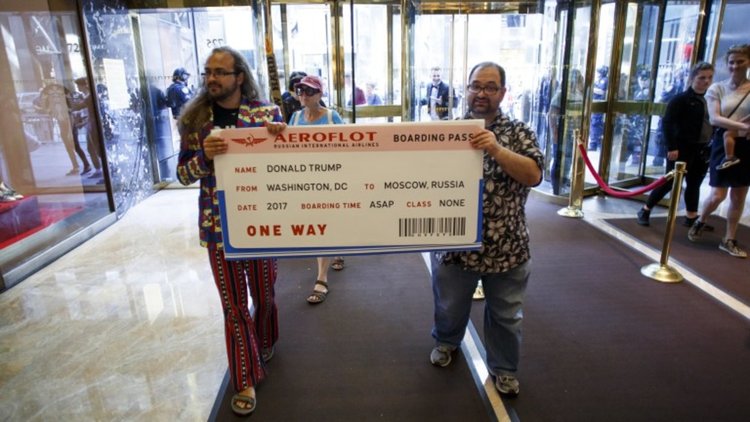 Билет до Русия и торта за рождения ден на Тръмп
