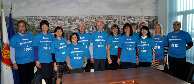 34 ученици от „Хр. Смирненски“ със сертификати по проект „Моята националност е ЧОВЕК“