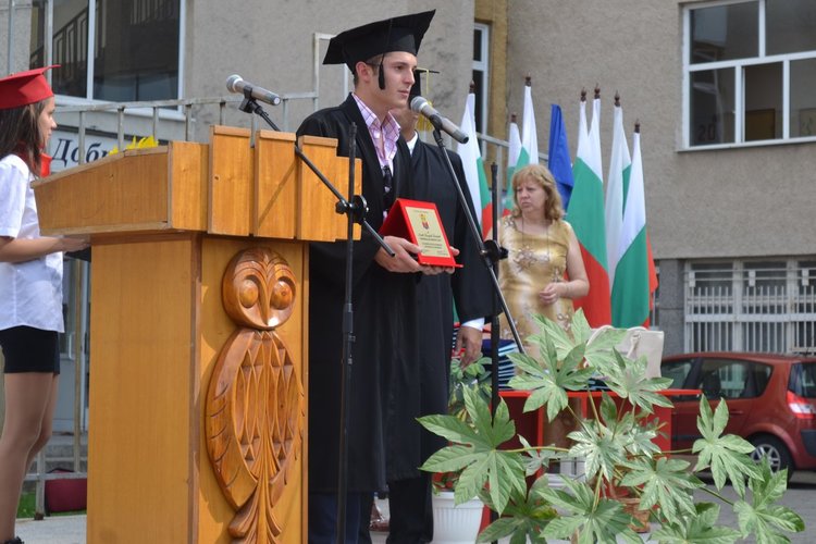 Абитуриентите на "Славейков" получиха дипломи, 30 плакети за най-заслужилите  