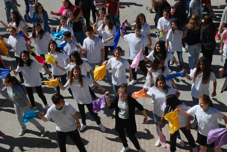 34 ученици от „Хр. Смирненски“ със сертификати по проект „Моята националност е ЧОВЕК“