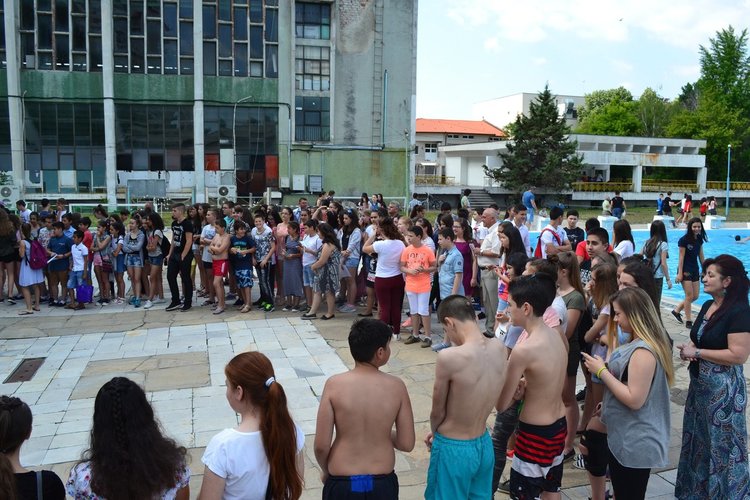 Време е за ваканция, славейковци получиха бележниците си на басейна
