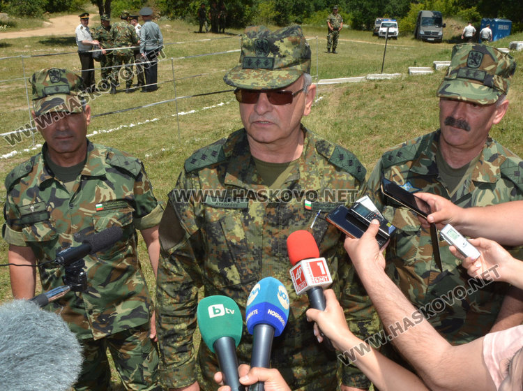 Ген.-лейтенант Пламен Атанасов  (в средата) и ген.-майор Михаил Попов (вдясно)
