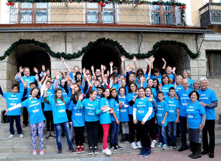 34 ученици от „Хр. Смирненски“ със сертификати по проект „Моята националност е ЧОВЕК“