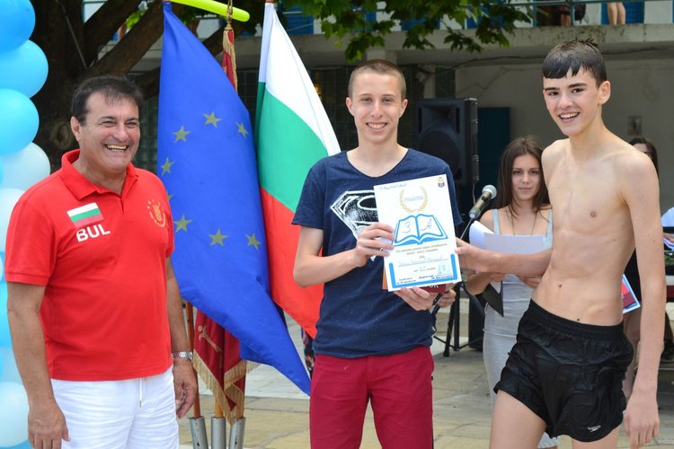 Време е за ваканция, славейковци получиха бележниците си на басейна