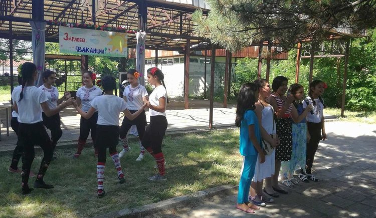 С песни и танци се дипломираха в Меричлери