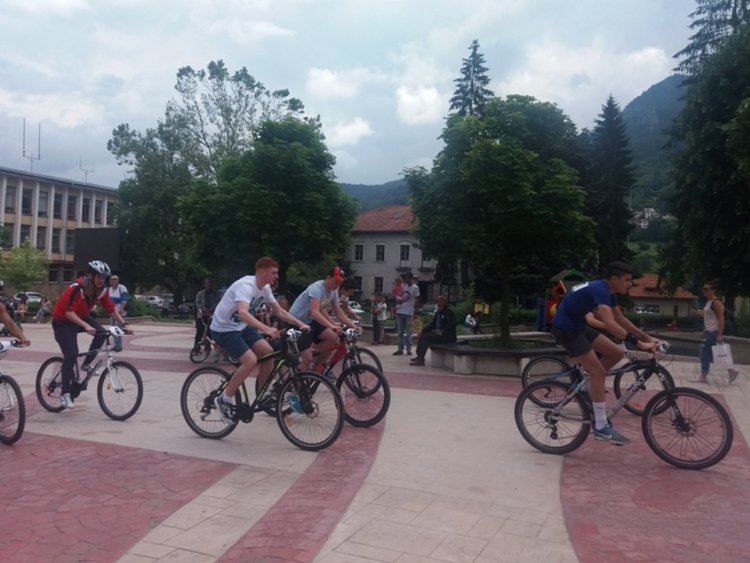 Баща и син финишираха първи в колоездачната обиколка на трите квартала на Смолян