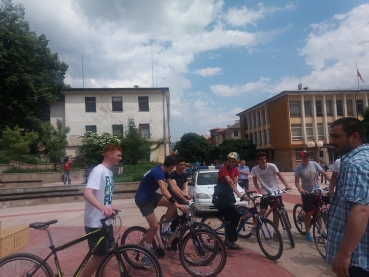 Баща и син финишираха първи в колоездачната обиколка на трите квартала на Смолян