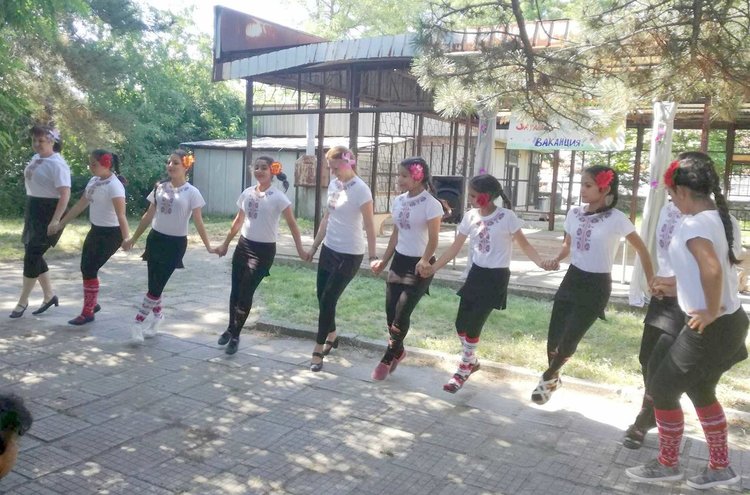 С песни и танци се дипломираха в Меричлери