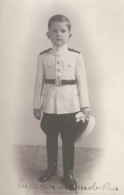 Княз Симеон в кадетска униформа