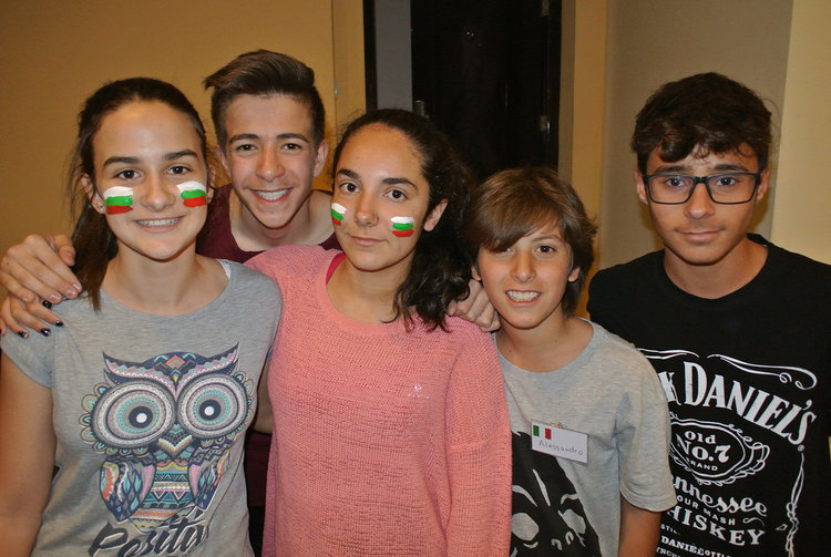 34 ученици от „Хр. Смирненски“ със сертификати по проект „Моята националност е ЧОВЕК“