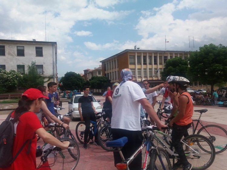 Баща и син финишираха първи в колоездачната обиколка на трите квартала на Смолян