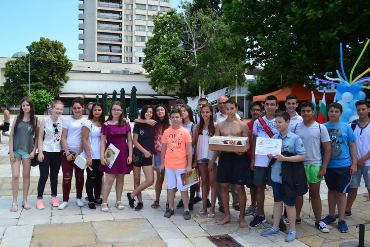 Време е за ваканция, славейковци получиха бележниците си на басейна