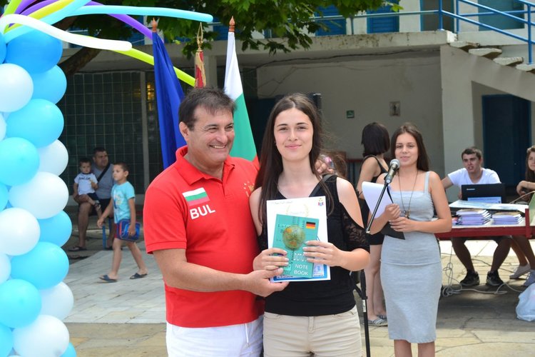 Време е за ваканция, славейковци получиха бележниците си на басейна