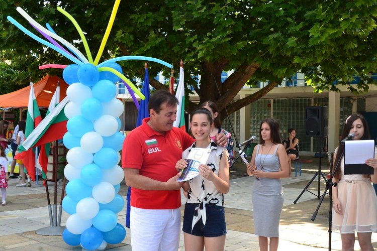 Време е за ваканция, славейковци получиха бележниците си на басейна