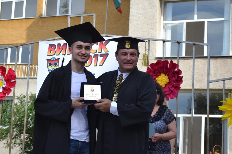 Абитуриентите на "Славейков" получиха дипломи, 30 плакети за най-заслужилите  